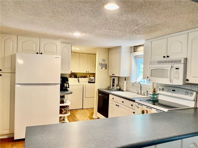 Building Photo - 148 Pine Tree Path