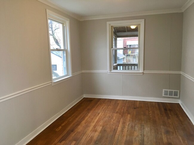 Building Photo - Fantastic 3 Bedroom EOG Townhome with Parking Pad in Parkville!