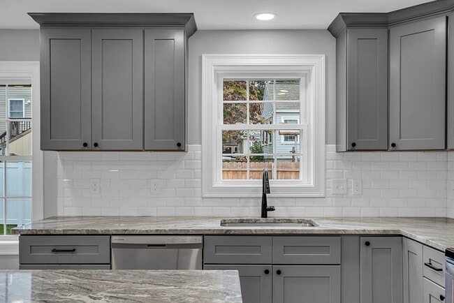 Building Photo - 74 Smith St