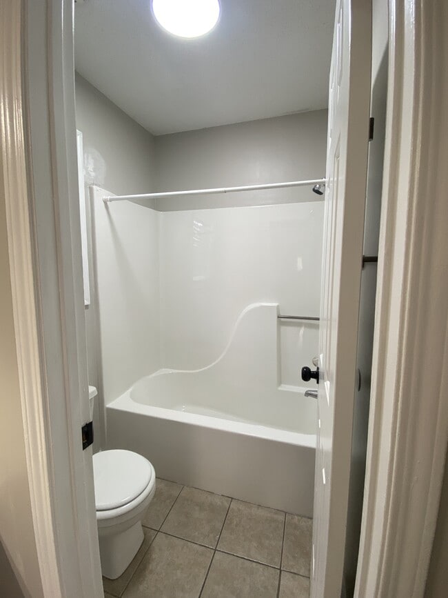 Building Photo - 145 Viking Dr
