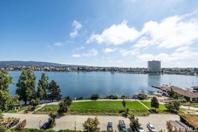 Building Photo - Two Bedroom Condo in Oakland Available Now!!