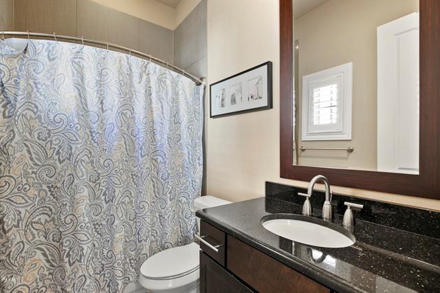 Building Photo - 640 S Pearl Expy