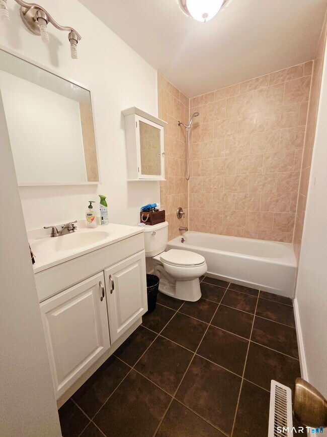 Building Photo - 5 Cherokee Ct