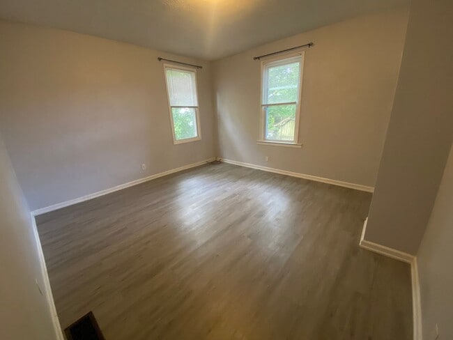Building Photo - Great 4 bed/2 bath Mins. from UC Campus fo...