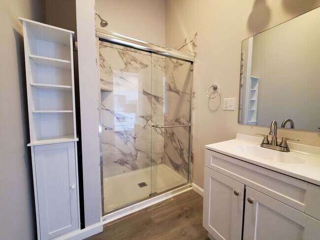 Building Photo - Remodeled 1 Bedroom Upper Apartment- Clinton