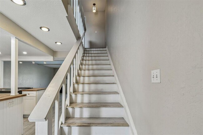 Building Photo - 433 Paula Dr S