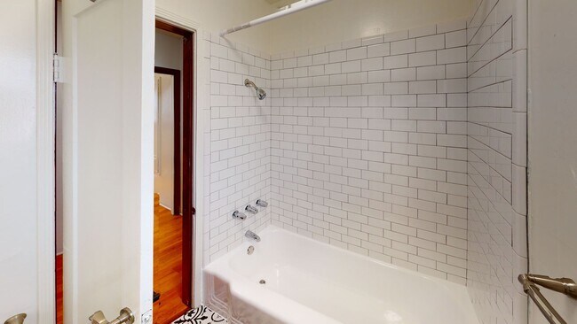 Building Photo - Longwood Apartments...Beautiful 1 bedroom ...