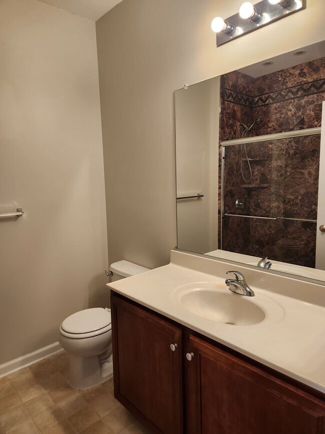 Building Photo - Bright Two Bedroom Condo