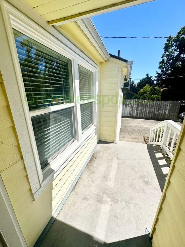 Building Photo - 2-Bedroom 2-Bathroom House in NE Portland,...