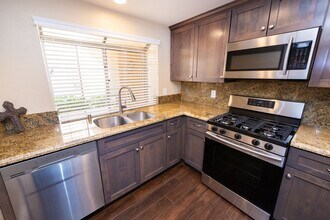 Building Photo - 2BR/2.5BA Townhome with garage - READY NOW!