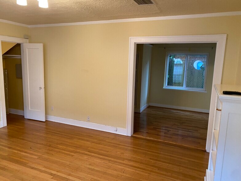 Building Photo - 909 NE Brazee St