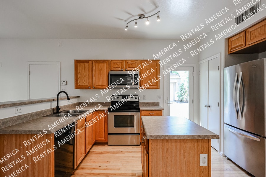 Building Photo - 1491 S Swallow Ln