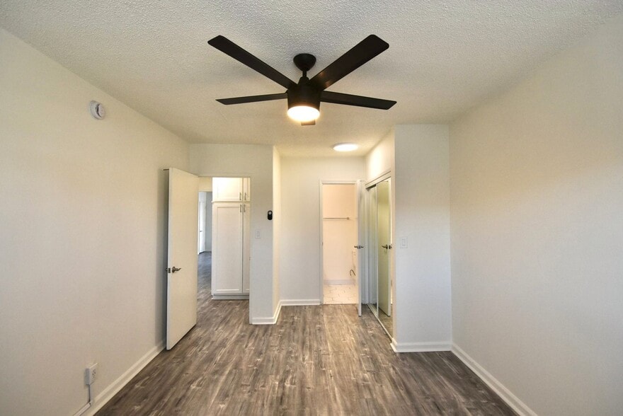 Building Photo - 12142 Burbank Blvd