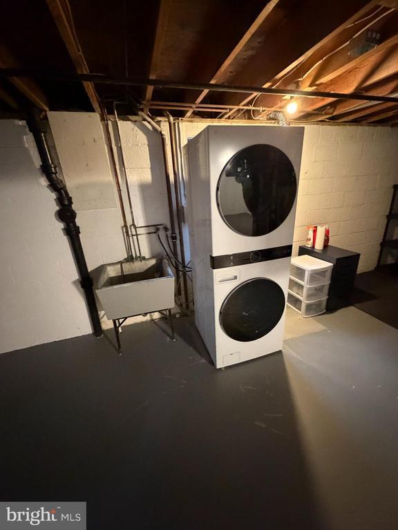 Building Photo - 7000 Old Cabin Ln