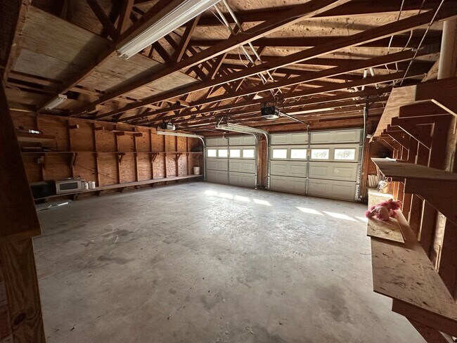 Building Photo - 3 BR Home with Large Yard & 2-Car Garage in Hampstead