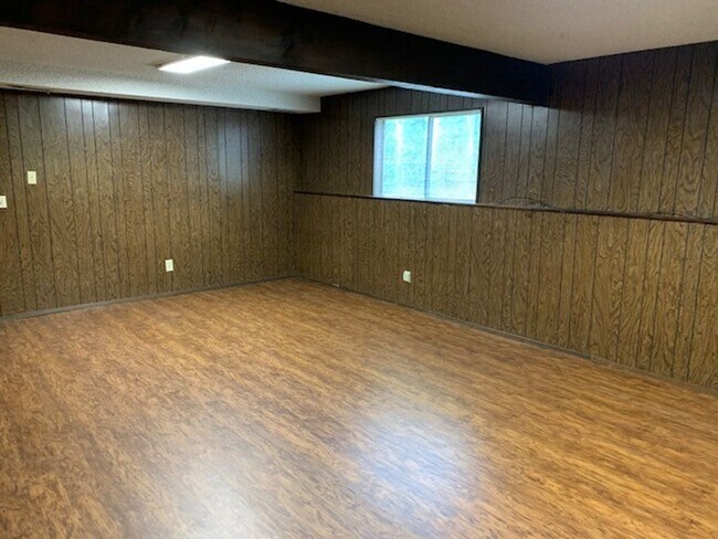 Building Photo - Kenmore House / RENT SPECIAL