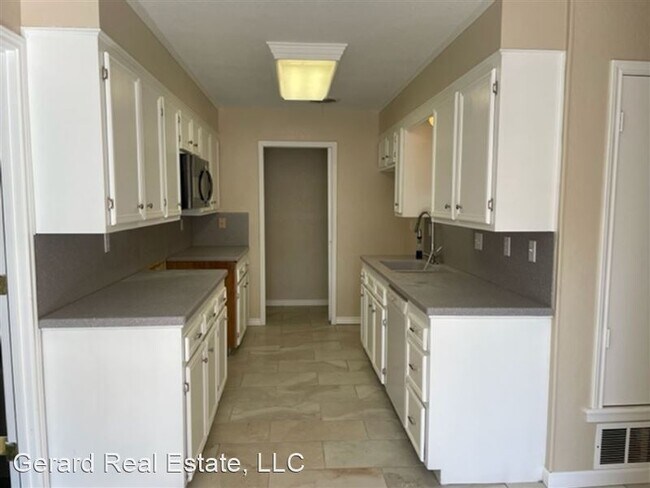 Building Photo - 3833 Rebecca Ln