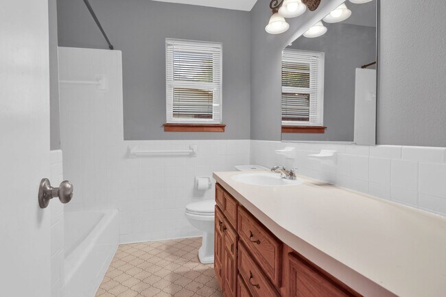 Building Photo - 3/2/2 in Quiet Sherman Neighborhood Near Fairview Park!