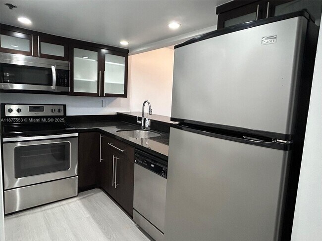 Building Photo - 540 Brickell Key Dr