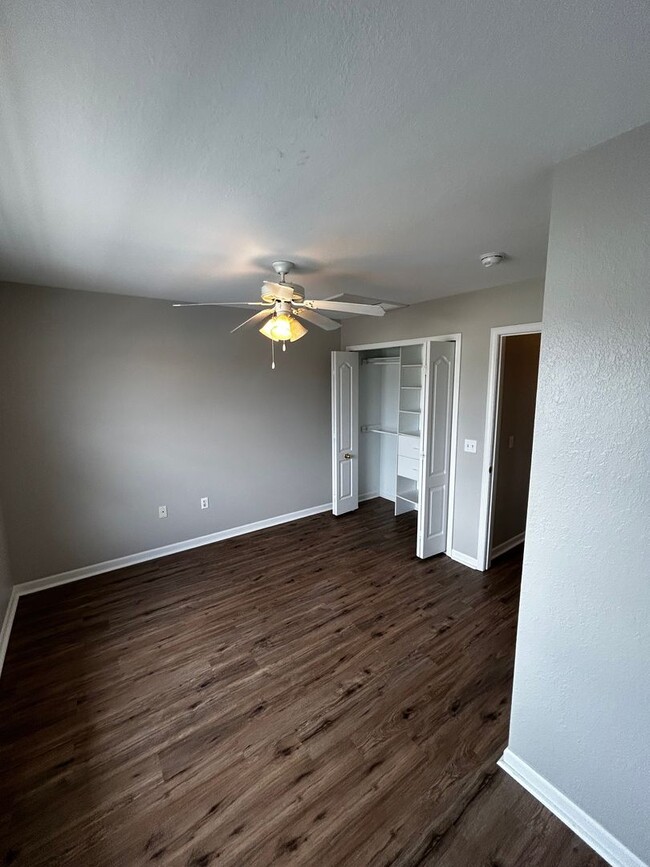 Building Photo - Cozy 2-Bedroom Condo in Exclusive Beachfro...