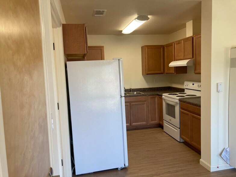 Kitchen - 2052 Smith Ln