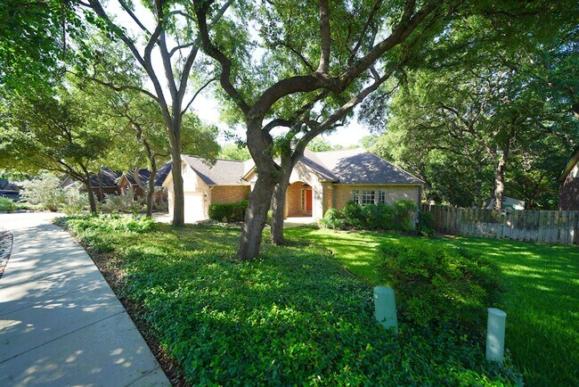 Building Photo - Gorgeous Home in the Coveted Greenshire Subdivision - Realtor Commission: $400