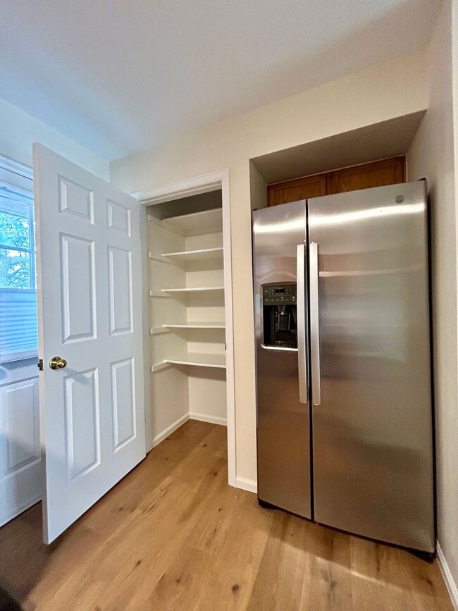 Building Photo - Sunny & Spacious 2-Bedroom Townhome