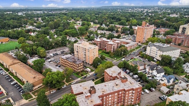 Building Photo - 712 N Broad St