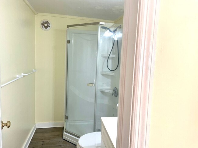 Building Photo - Sunny and Charming Beach Apartment For Rent!