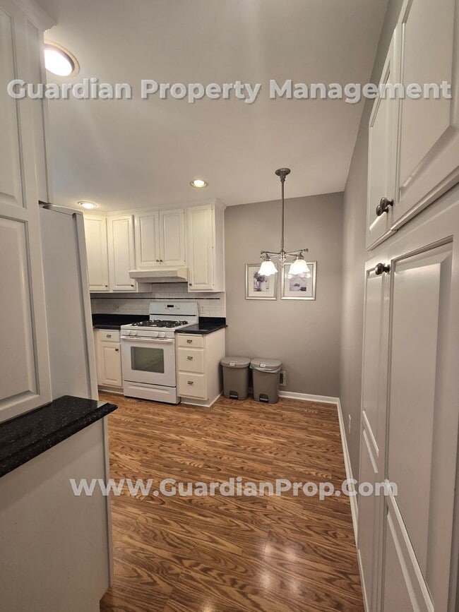 Building Photo - Available now! Spacious Shoreview Home, En...