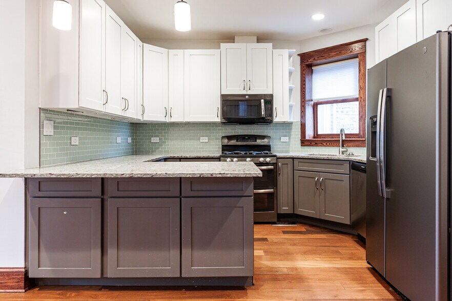 Building Photo - 1019 W Oakdale Ave