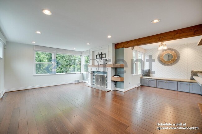 Building Photo - 4522 NE 54th St