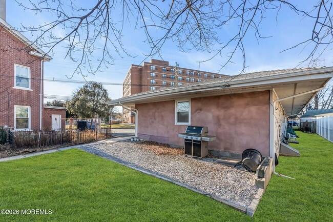 Building Photo - 105 Clark St