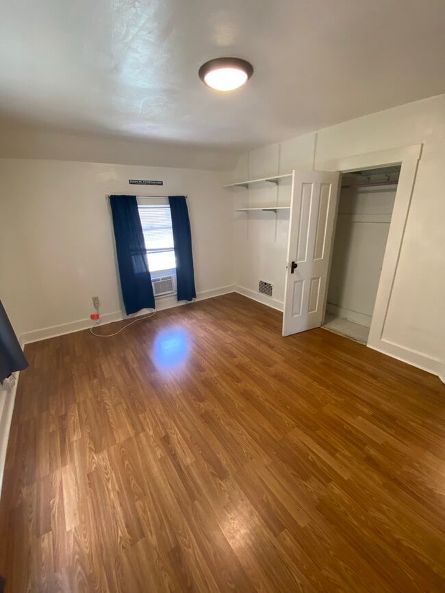 Building Photo - 418 N Van Buren St