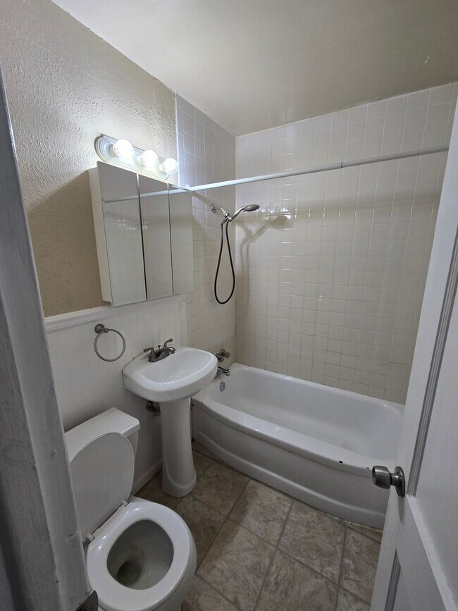 Building Photo - Great location 3 bed 1 bath with appliances!