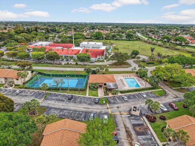 Building Photo - 6649 Somerset Dr