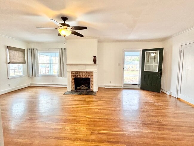 Building Photo - Spacious 3 Bedroom Convenient to Downtown High Point!
