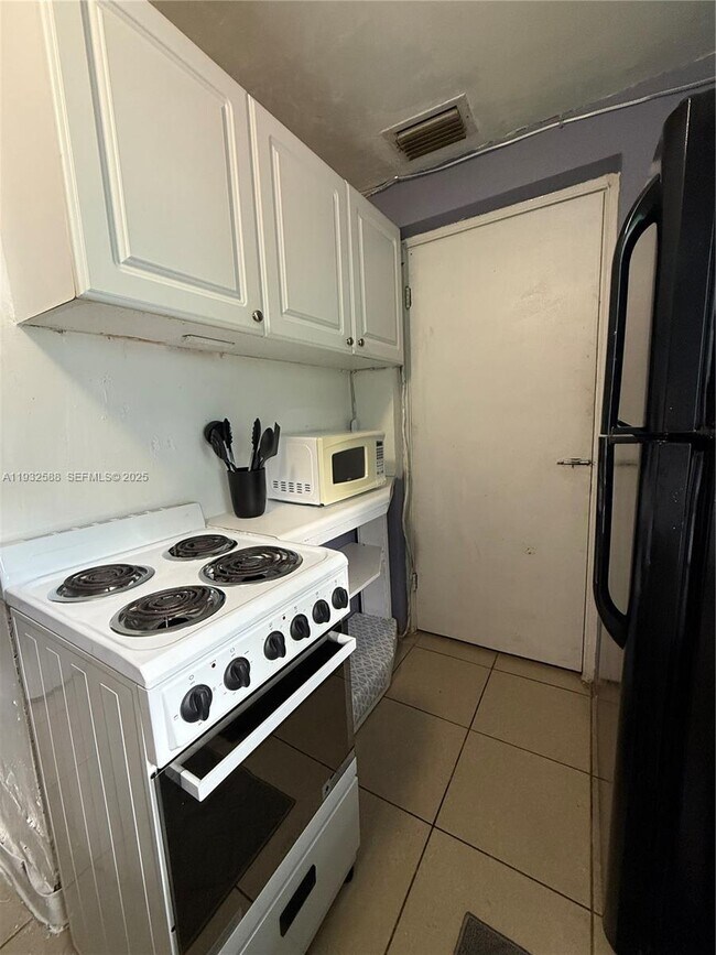 Building Photo - 3830 SW 11th St