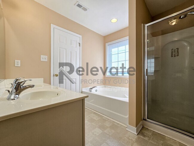 Building Photo - 805 Parkland Pl