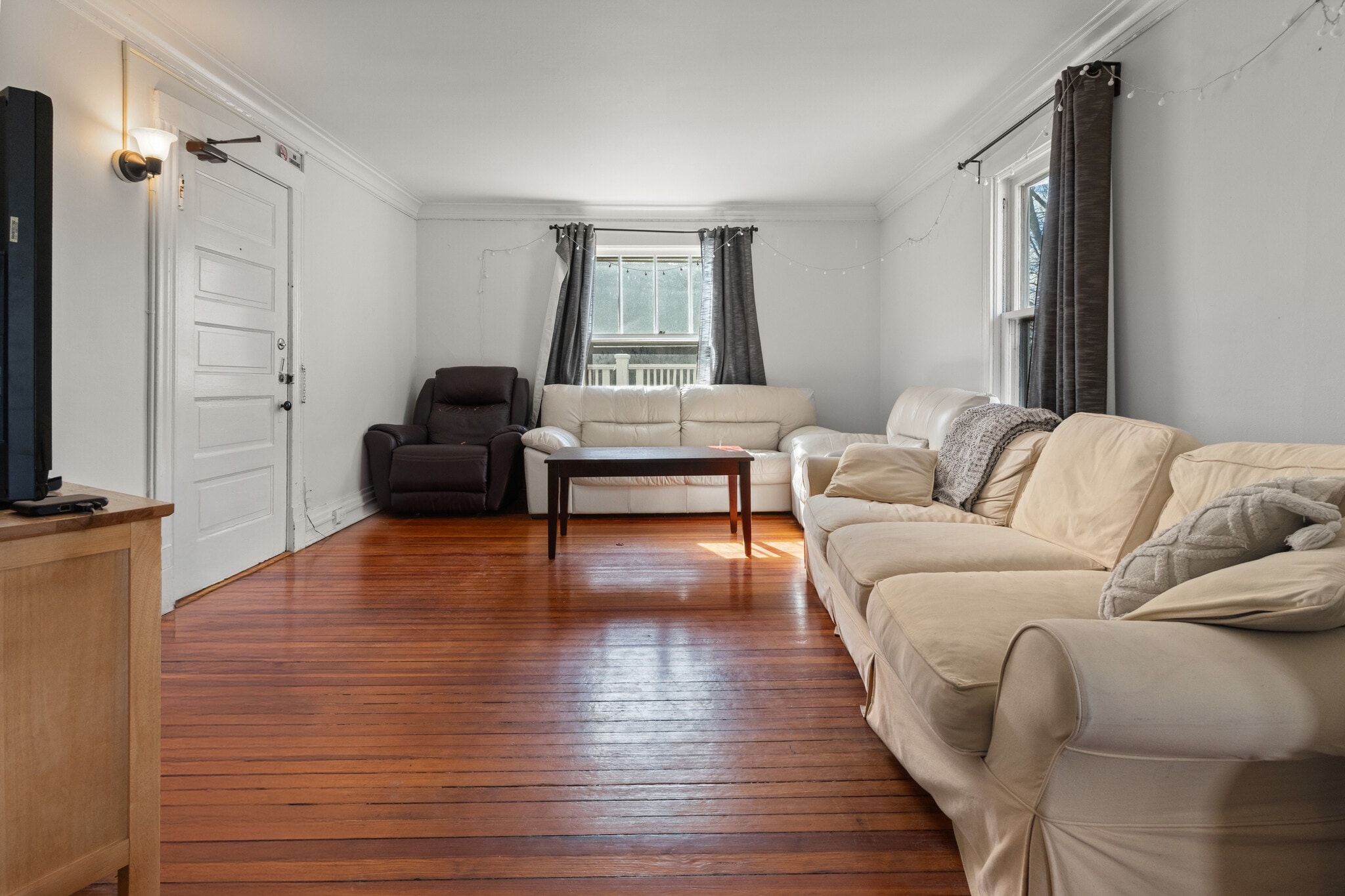 Building Photo - 1121 Leonard Pl