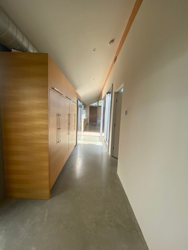 Building Photo - M340 - Miller