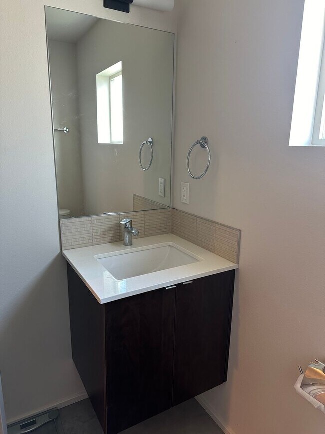 Building Photo - Location! Location! Modern 3 bed, 2.5 bath, Townhome near Greenlake!