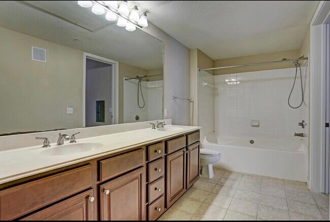 Building Photo - 7575 Kirby Dr