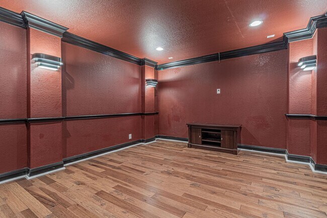 Building Photo - GORGEOUS 4 BED / 2 BATH HOUSE FOR RENT!