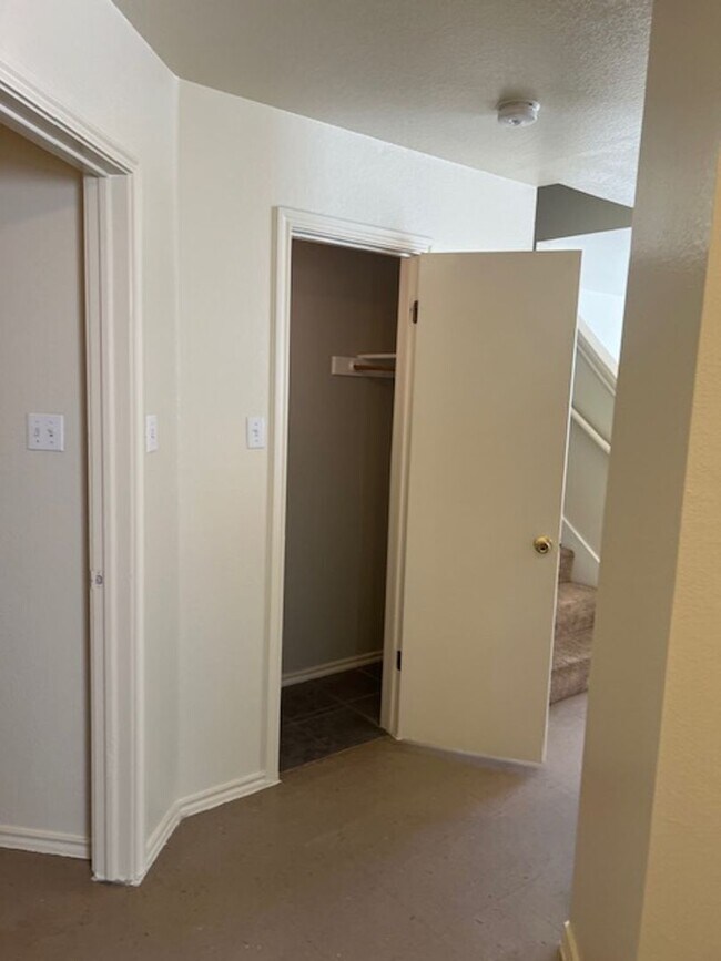 Building Photo - 929