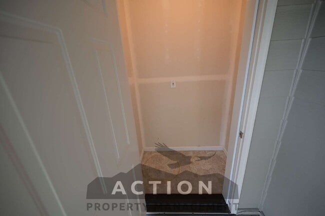 Building Photo - 2 bed 1 bath, top floor apartment in Port Angeles, close to Peninsula College and the Olympic Nat...