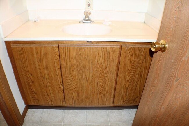 Building Photo - $1,375 | 3 Bedroom, 2.5 Bathroom Town Home...