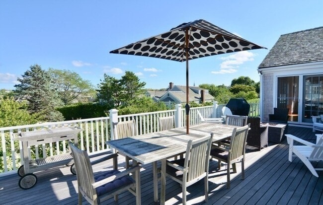 Building Photo - 10 Brant Point Road