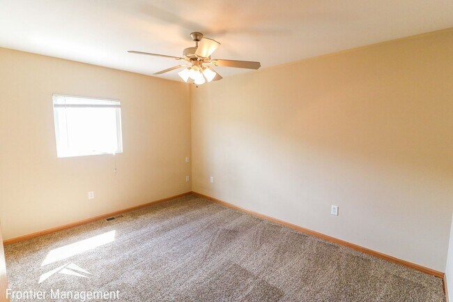 Building Photo - Amazing 3 bedroom 2.5 bathroom duplex in a quiet neighborhood!