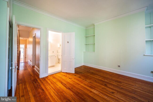 Building Photo - 206 S 43rd St